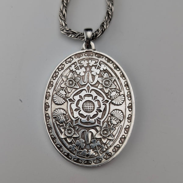 1977, UK, sterling silver, oval pendant with sterling silver necklace, total weight 22.4g